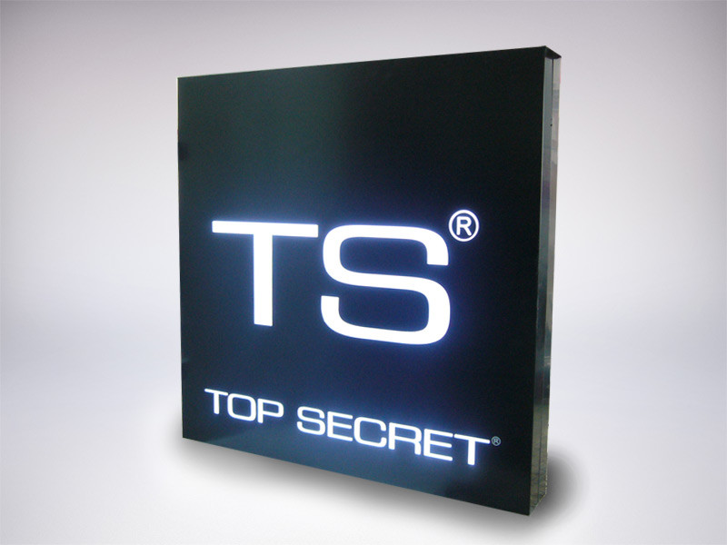 Kaseton zrealizowany dla firmy Top Secret. Całość wykonana z płyty kompozytowej. Logotyp świecący, wykonany z pleksi białej.