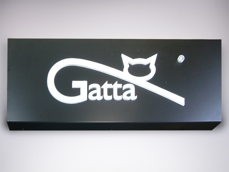 Kaseton podświetlany zrealizowany dla firmy GATTA. Całość wykonana z czarnego, matowego dibondu. Logotyp świecący, przestrzenny z grubej pleksi