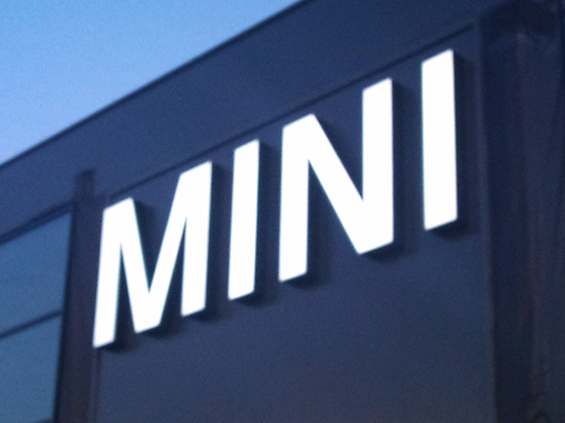Litery przestrzenne, świecące, zrealizowane dla firmy MINI. Napis wykonany z białej pleksi. 