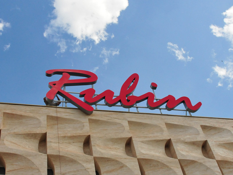 Świecący napis Rubin. Litery przestrzenne wykonane z pleksi czerwonej. Światło - LEDy. Przymocowane do konstrukcji na dachu.