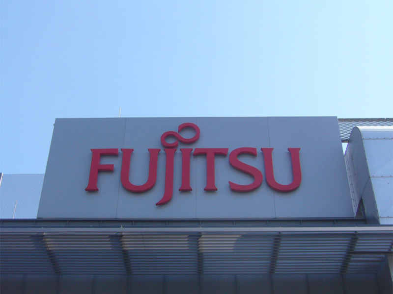 Litery przestrzenne z pleksi, świecące na ścianę. Cały napis przymocowany do planszy.