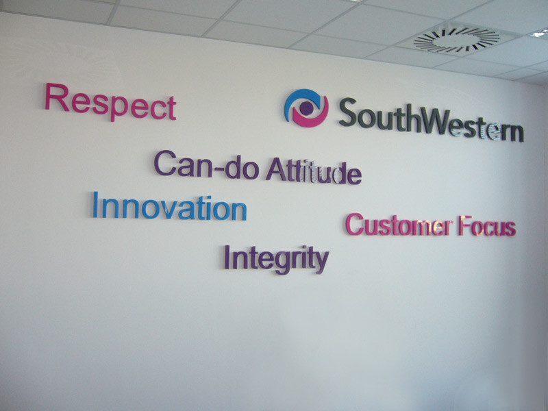 Litery przestrzenne ze styroduru z licem z pleksi kolorowej