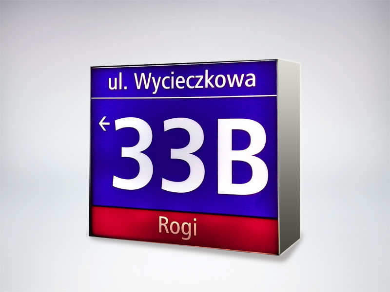 Mały kaseton świecący pełniący funkcję tablicy adresowej. Boki wykonane z blachy lakierowane na srebrno. Tablica jednostronna.