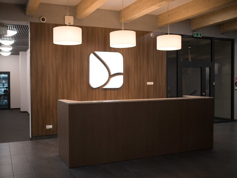 Kaseton z białej pleksi, podświetlany.