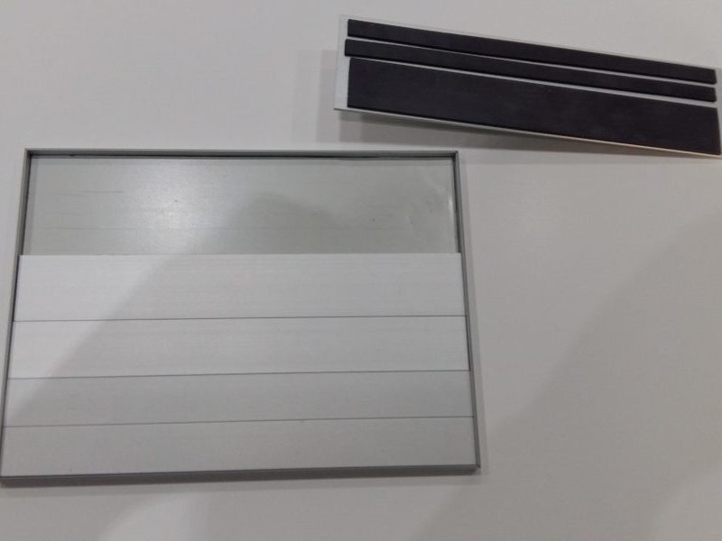Tabliczka przydrzwiowa w aluminiowej ramce. Elementy wyjmowalne mocowane na magnesy.