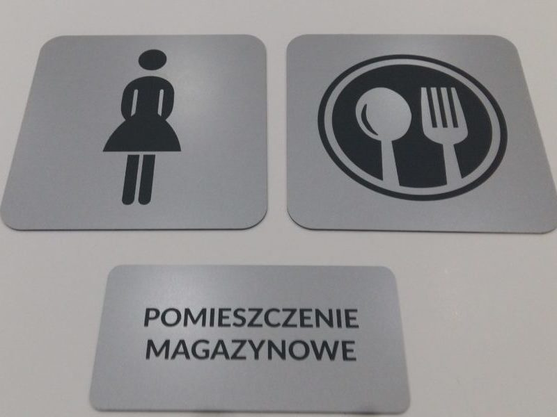 Tabliczki informacyjne wykonane z kompozytu, boki malowane. Wielkość i kształt dowolny.